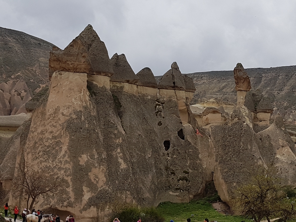Des formations rocheuses distinctives ressemblant à des cheminées de fées.