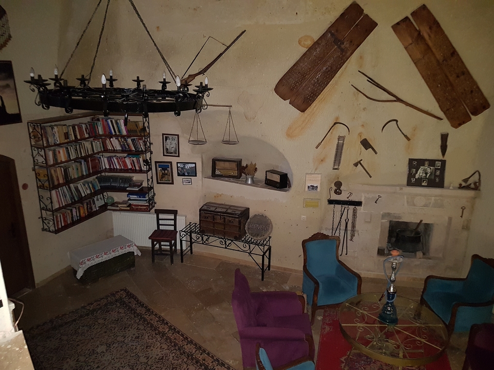 Intérieur avec étagères et décorations antiques.