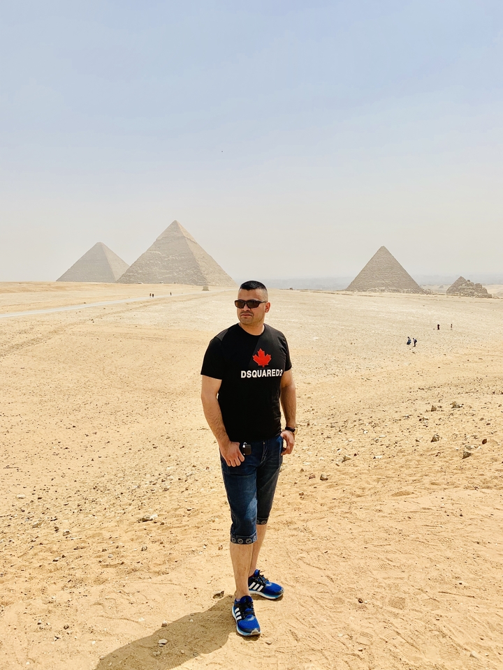 Une vue panoramique des pyramides de Gizeh.