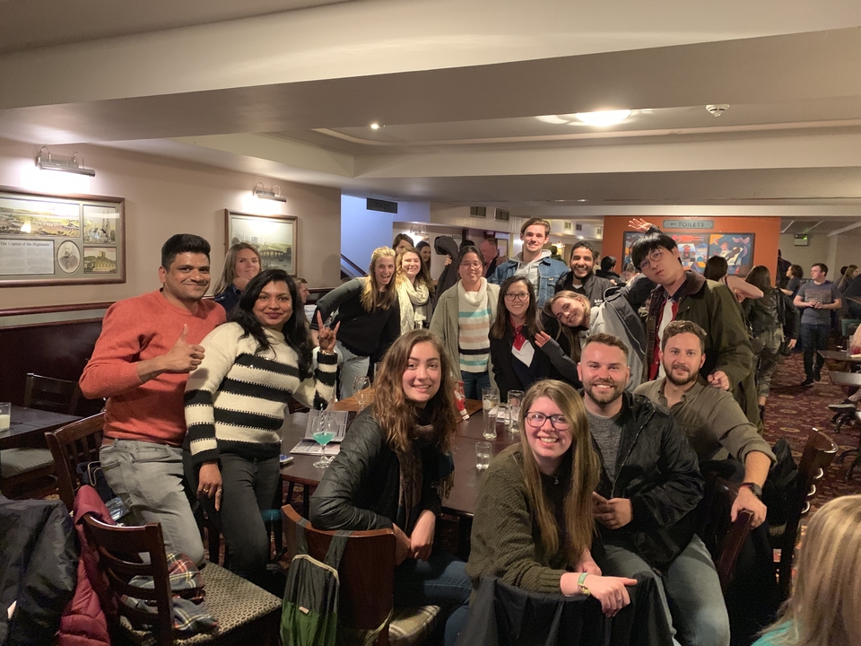 Groupe de personnes socialisant dans un cadre intérieur.