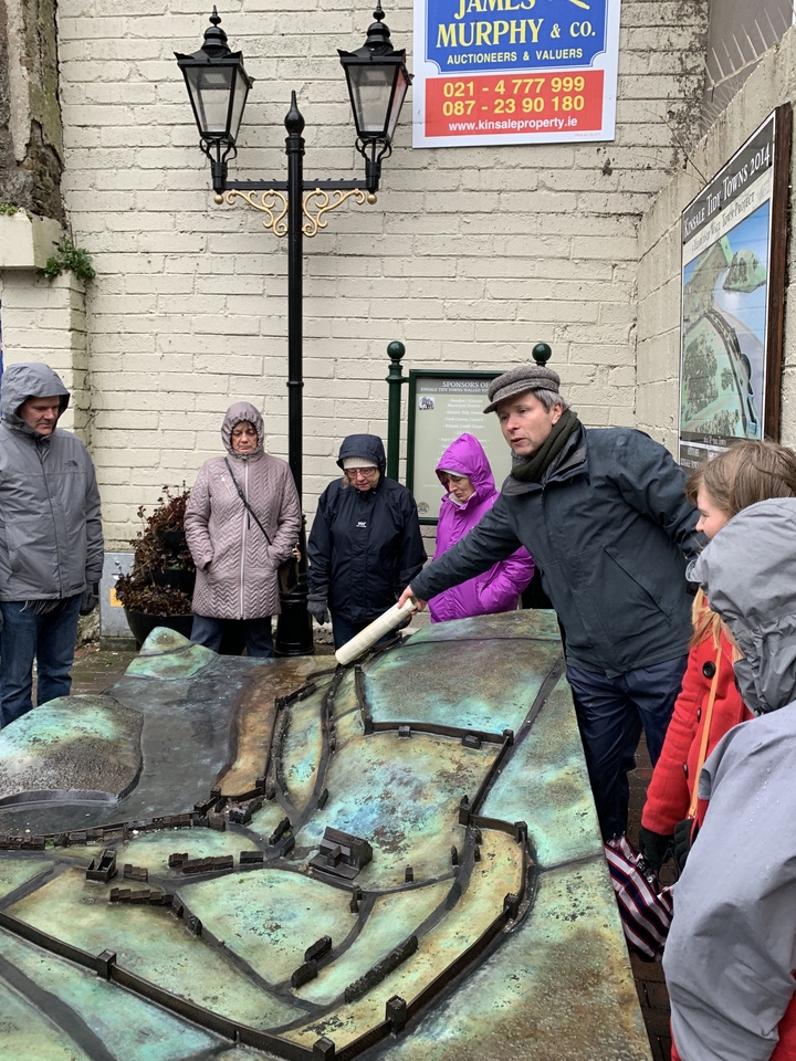 Guide montrant un site historique aux touristes