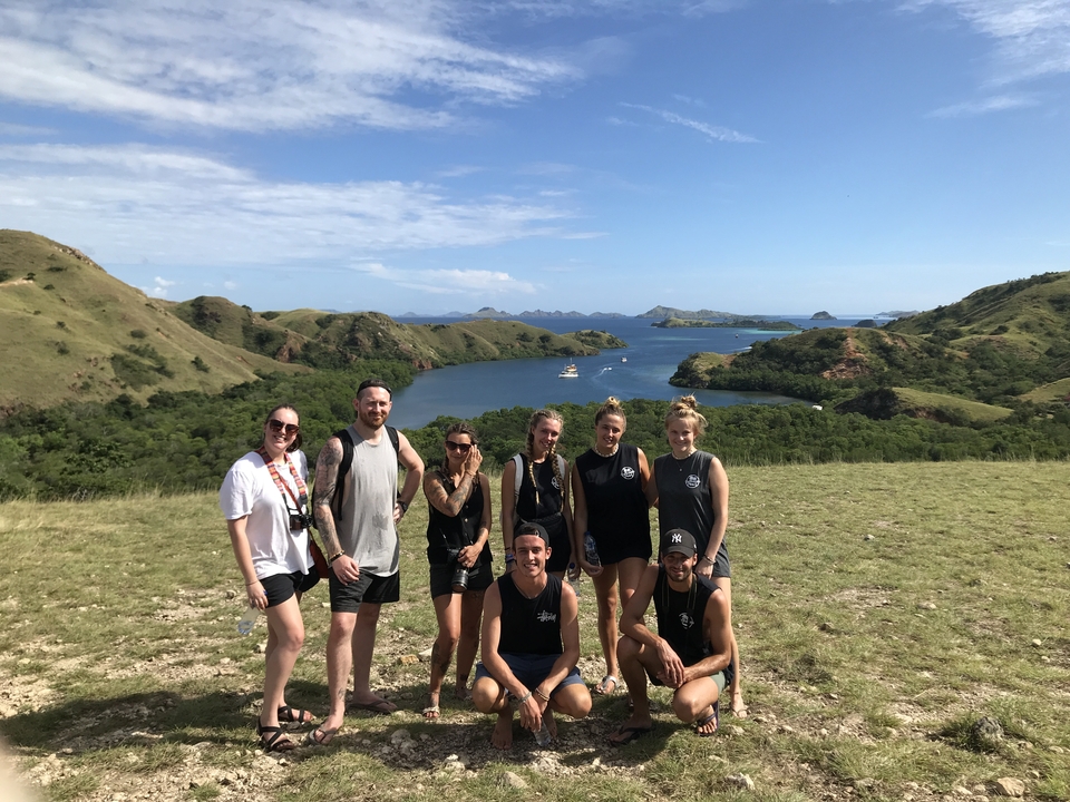 Groupe de personnes avec un arrière-plan pittoresque d'une baie et d'îles.