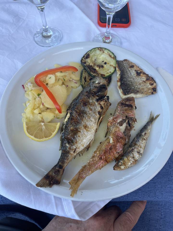 Assiette de poisson grillé avec légumes et tranche de citron.