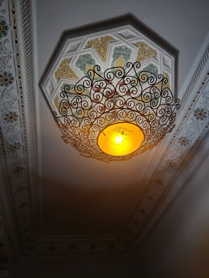 Lampe de plafond décorative au design complexe.