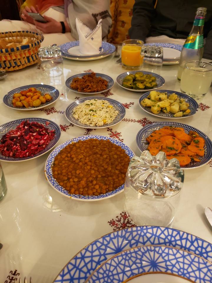 Différents plats traditionnels disposés sur une table à manger.