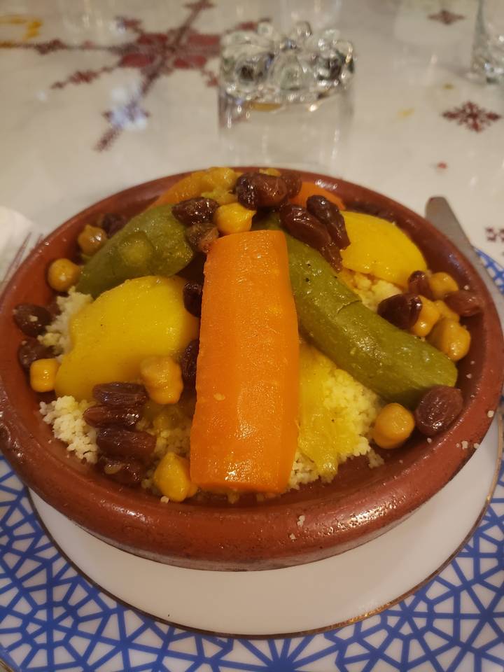 Gros plan d'un plat traditionnel avec des légumes et du couscous.