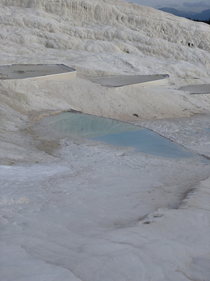 Zone de sources chaudes naturelles avec un petit bassin d'eau.