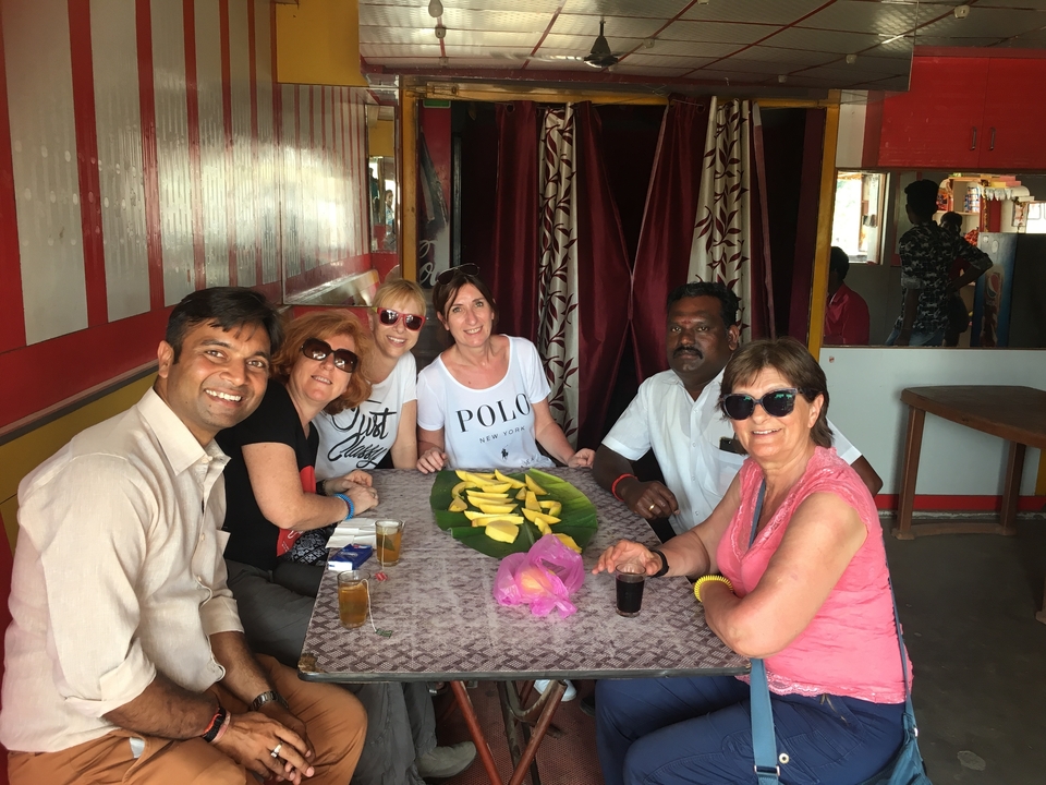 Groupe de personnes savourant des collations dans un café local.