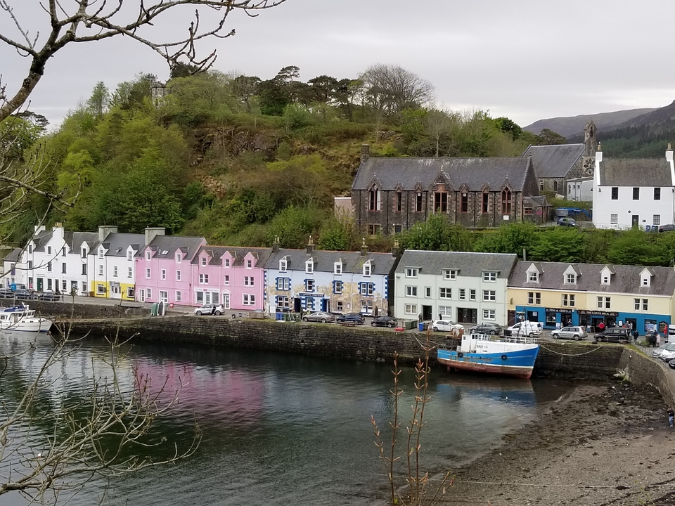 Rangée de maisons colorées au bord de l'eau dans une ville côtière.
