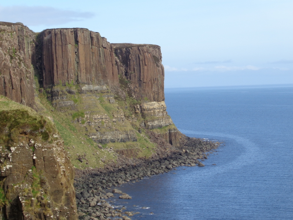 Falaises côtières surplombant la mer par une journée claire.