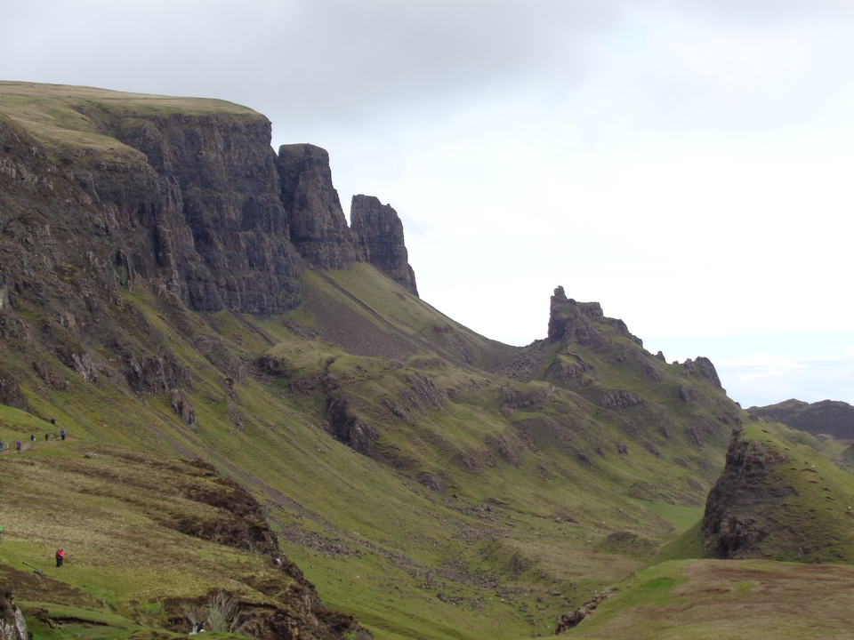 Falaises spectaculaires dans une région montagneuse reculée.