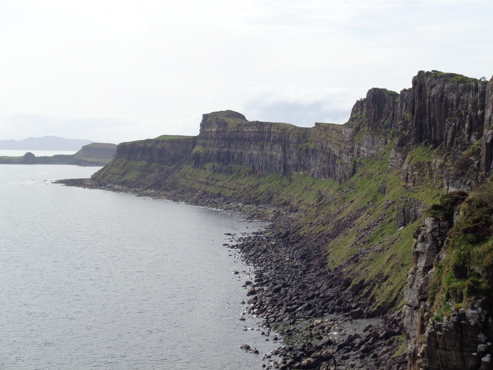 Falaise rocheuse rencontrant le front de mer.