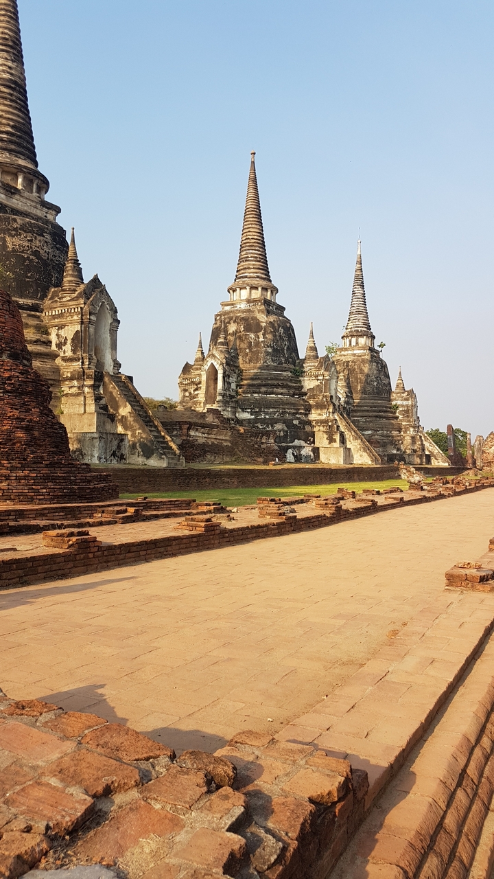Ruines d'un temple antique avec des flèches and des allées en brique.