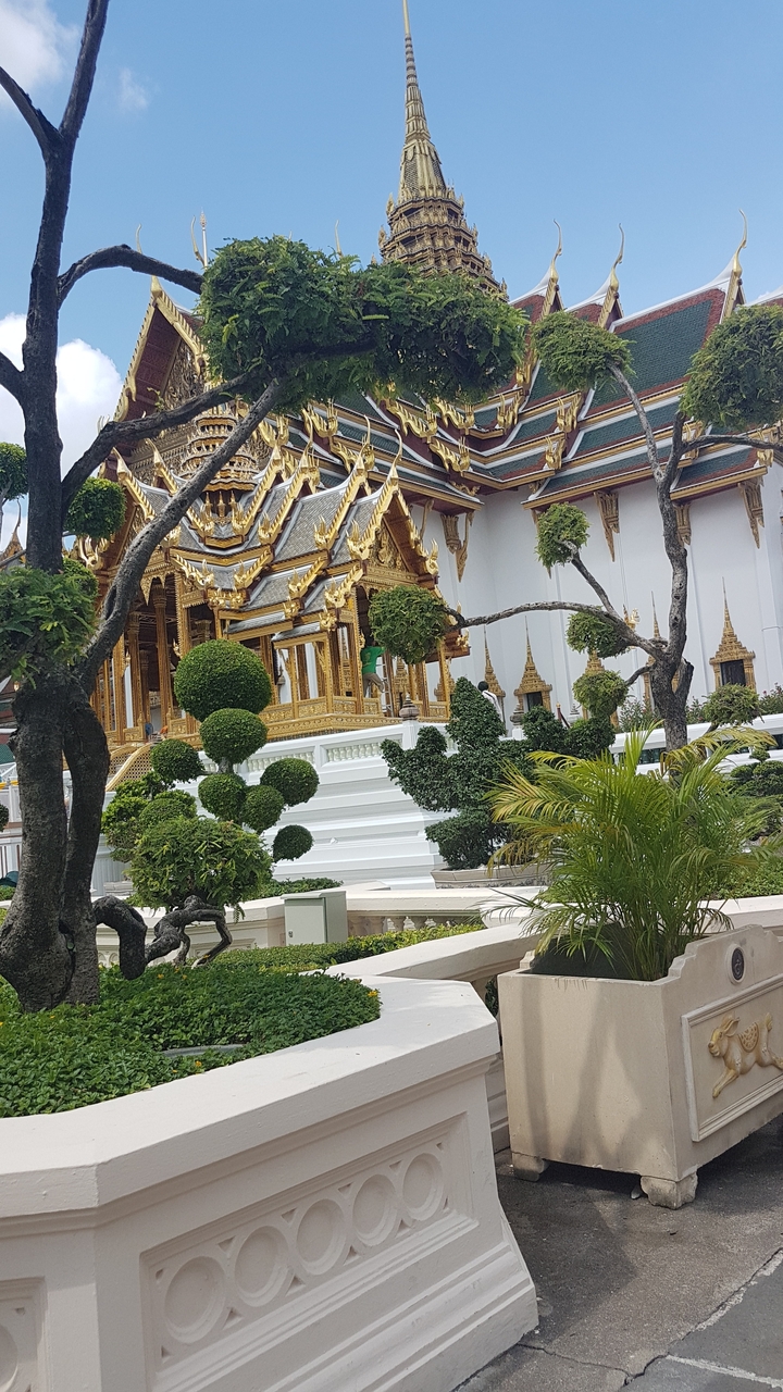 Temple aux décorations complexes avec des toits étagés et des détails ornementés.