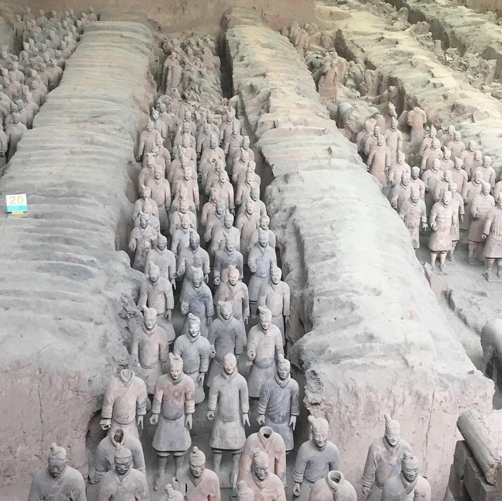 Armée de terre cuite dans un musée, présentant d'anciens guerriers.