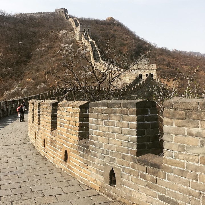 Vue rapprochée de la Grande Muraille de Chine avec quelques touristes.