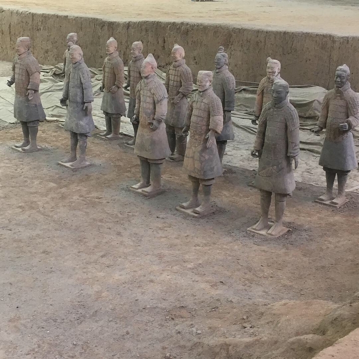 Vue détaillée de quelques statues de l'Armée de terre cuite.