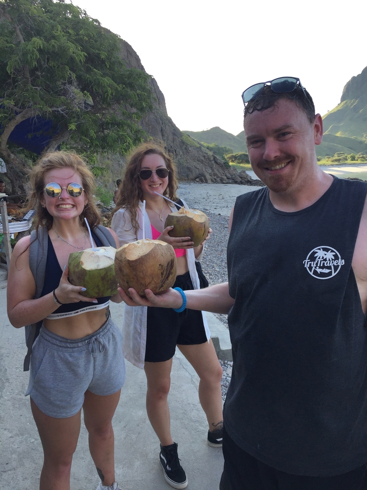 Groupe de personnes avec des noix de coco à la plage.