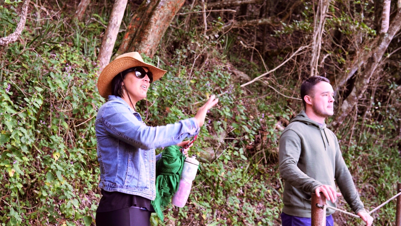 Deux personnes parlant dans une zone boisée.
