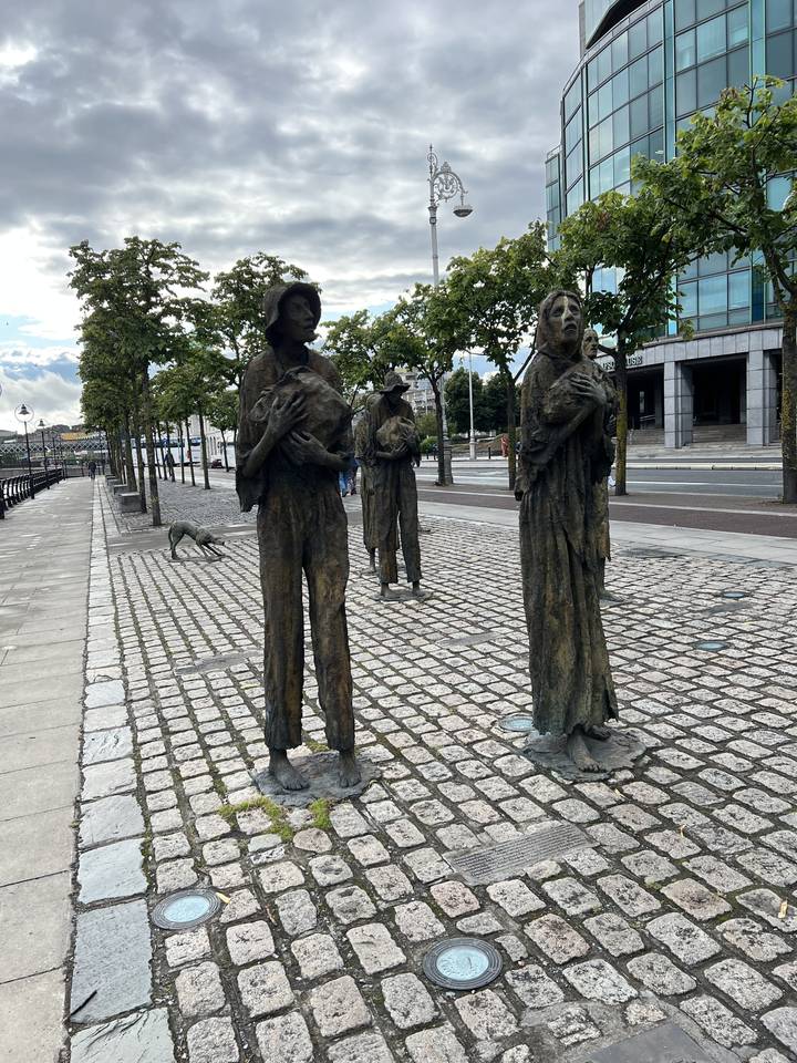 Statue group representing emigration.