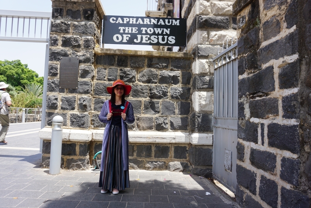 Personne en tenue traditionnelle debout à Capharnaüm.