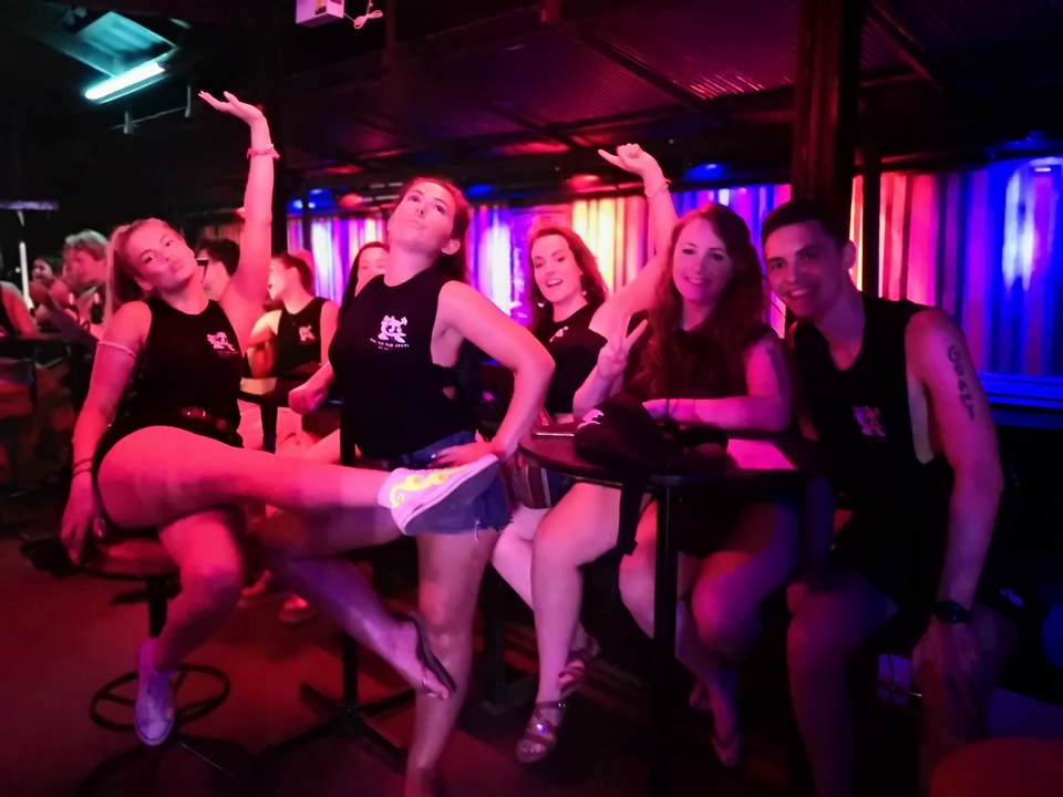 Groupe d'amis posant dans un lieu coloré.