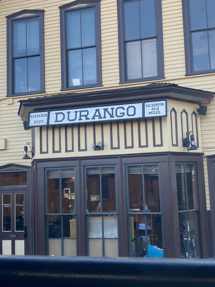 Bâtiment avec panneau 'Durango' et reflet dans les fenêtres.