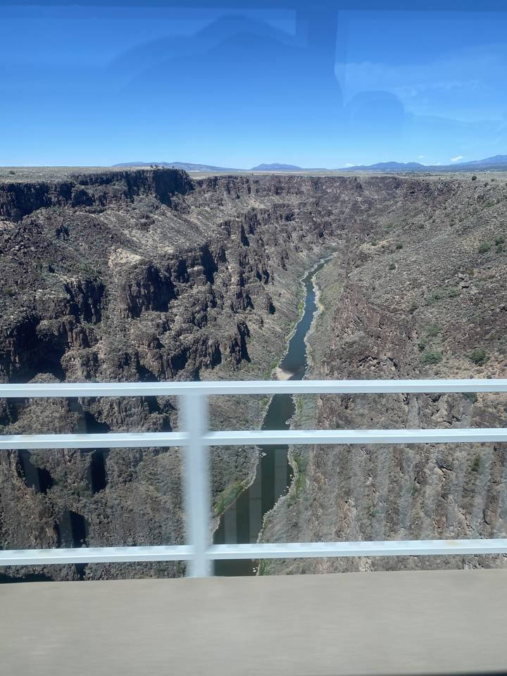 Vue du canyon avec une rivière qui le traverse.