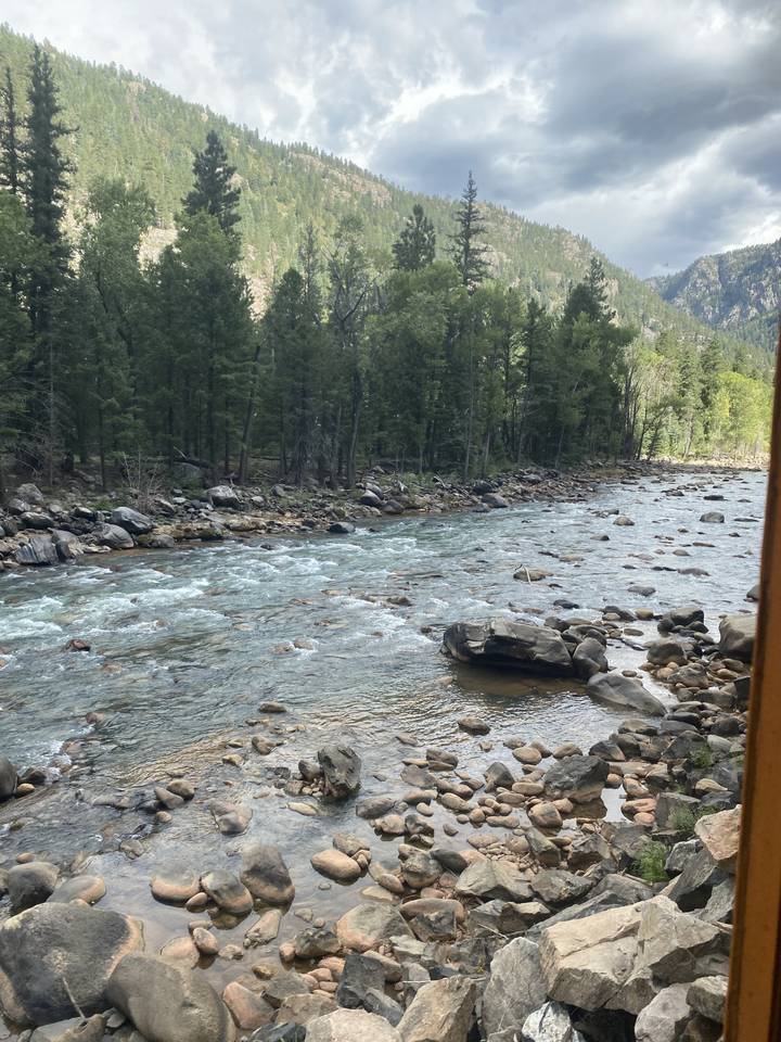 Rivière coulant à travers un paysage forestier.