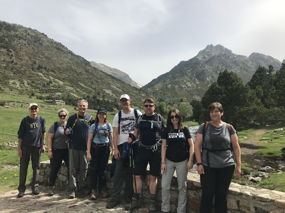 Groupe de randonneurs posant dans une vallée de montagne.