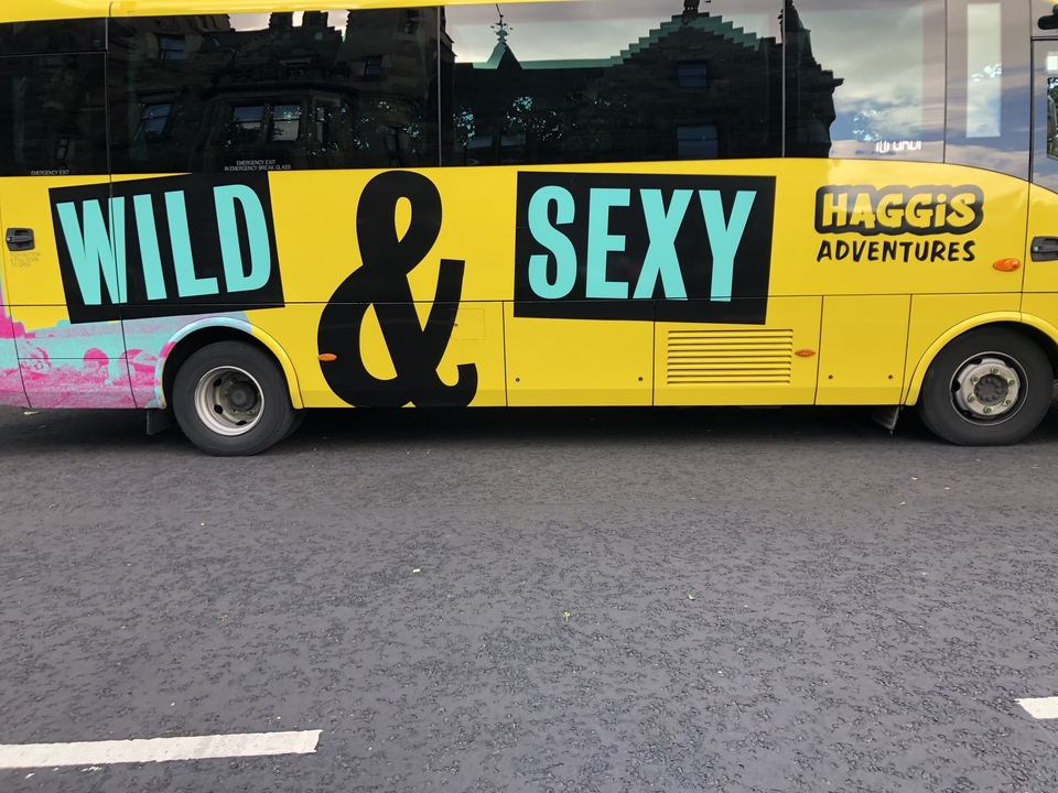 Vue de côté d'un bus avec du texte et des graphiques colorés.