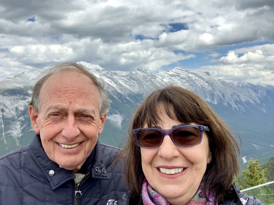 Couple avec de vastes vues sur la montagne derrière.