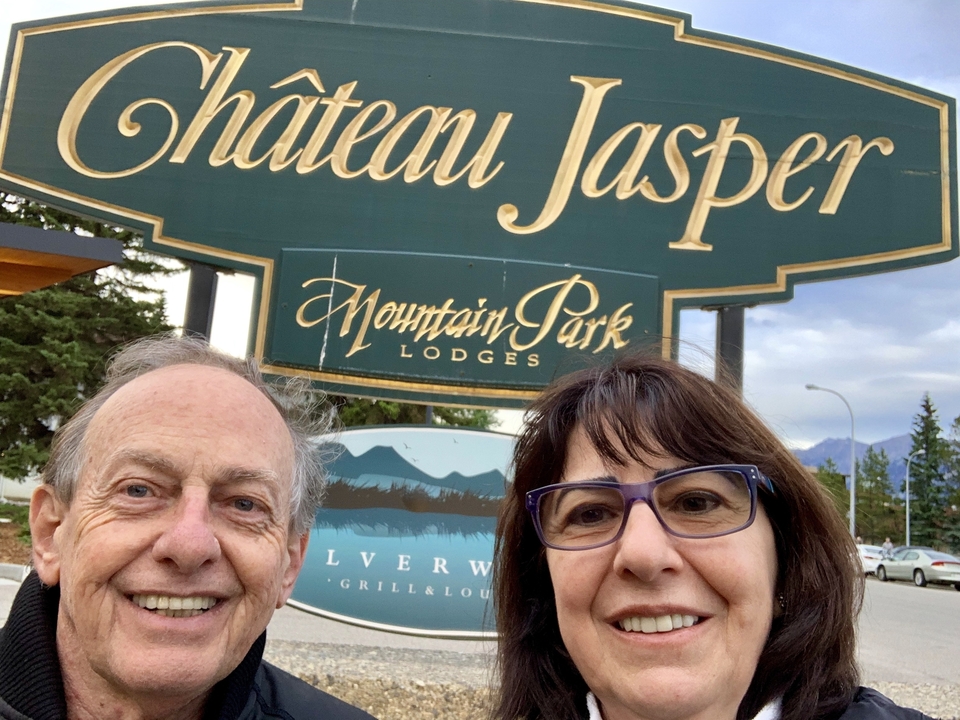 Couple posant devant le panneau du Château Jasper.