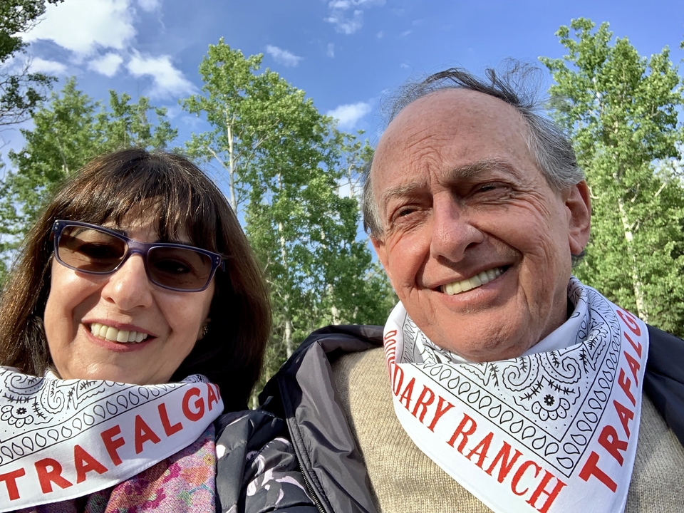 Couple avec des bandanas souriant dans un cadre naturel.