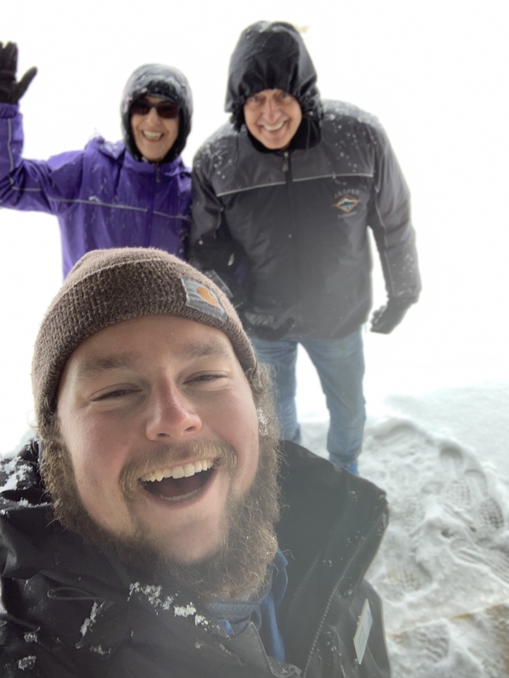 Selfie de groupe dans un environnement enneigé.