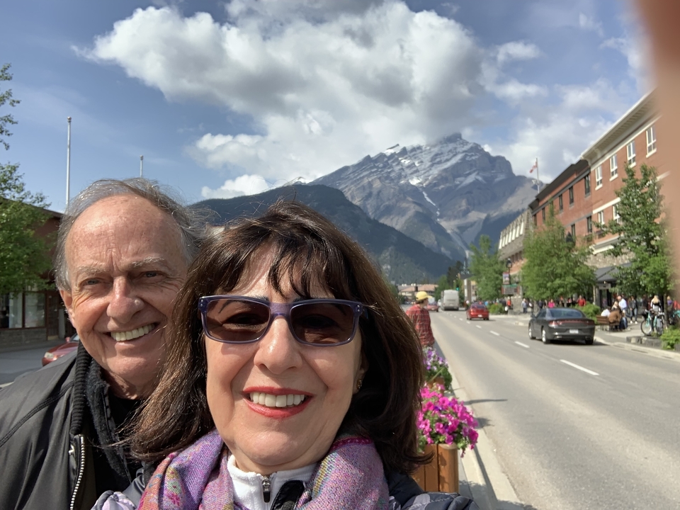 Couple avec vue sur les montagnes en arrière-plan.