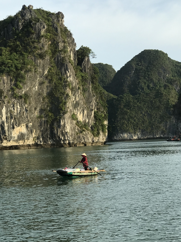 Une personne pagayant dans un bateau à travers un paysage karstique calcaire époustouflant.