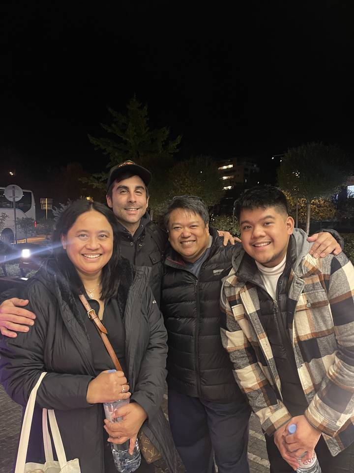 Quatre personnes posent ensemble en souriant.