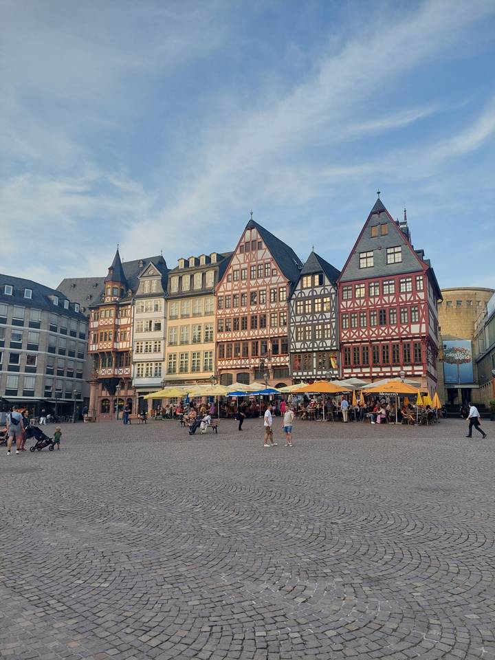 Place historique avec des maisons traditionnelles à colombages.