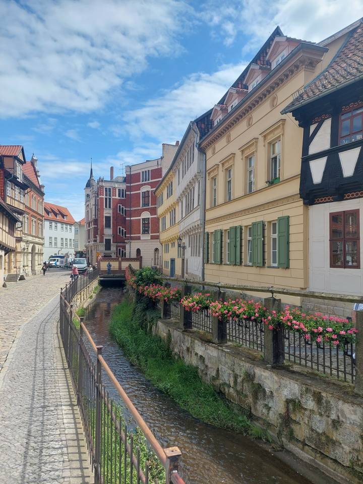 Bâtiments colorés au bord d'un ruisseau étroit.