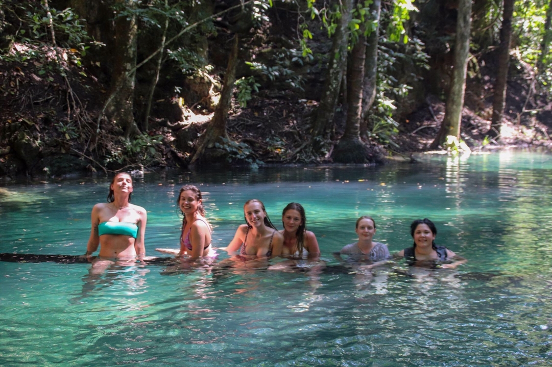 Personnes profitant d'une baignade dans un bassin naturel