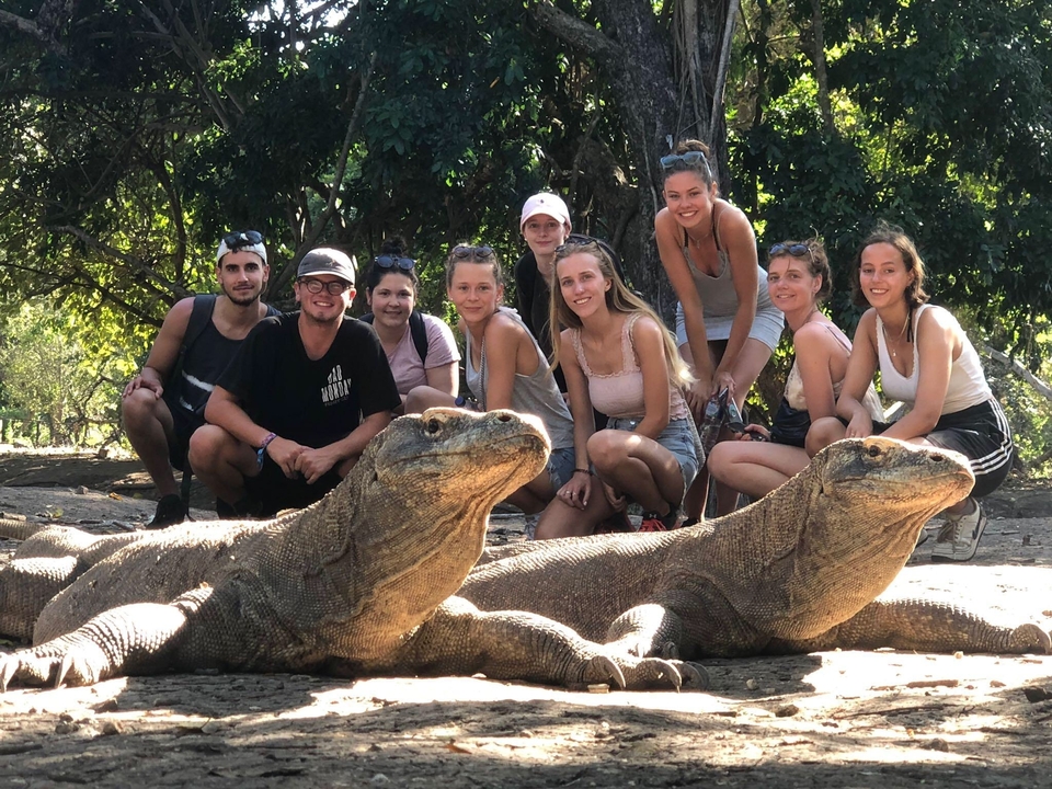 Groupe posant avec des dragons de Komodo