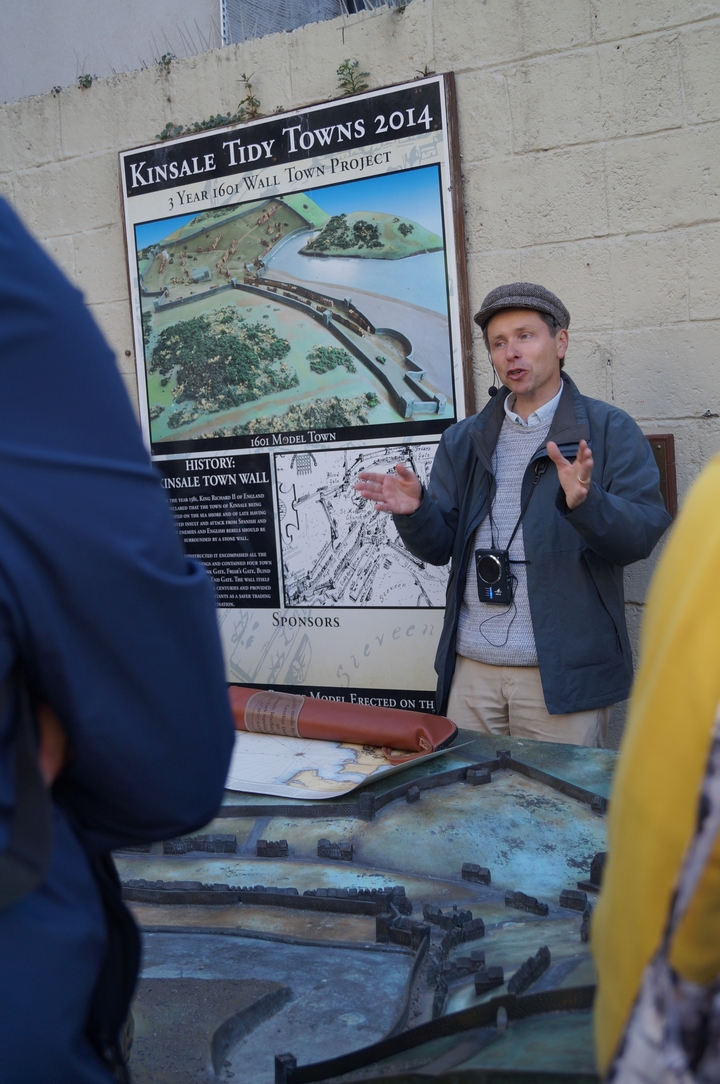 Un guide expliquant une carte sur un panneau d'affichage extérieur.