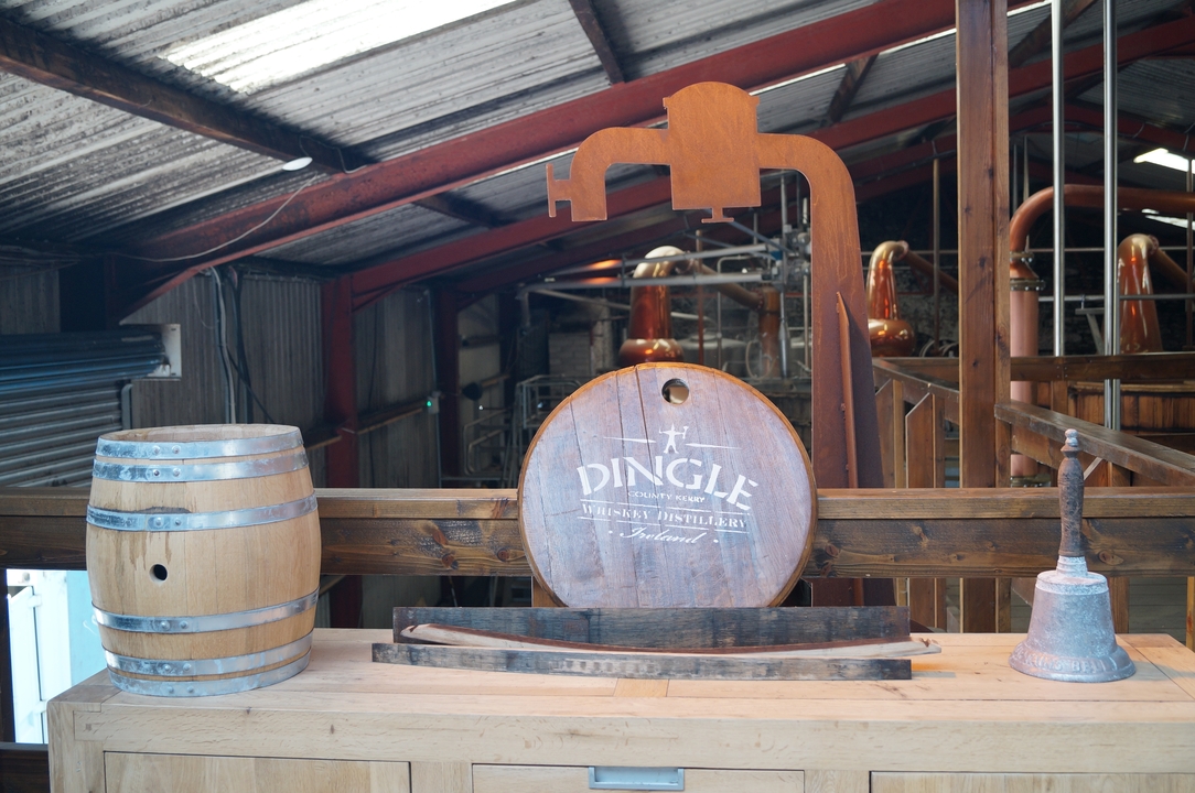 Un assortiment d'équipement de distillerie et un panneau pour Dingle.