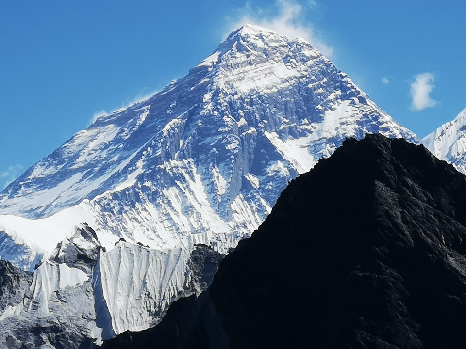 Majestueuses cimes enneigées sous un ciel dégagé.