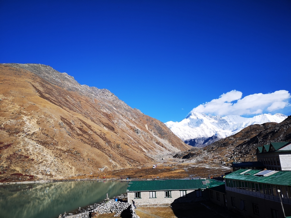 Paysage expansif avec des montagnes vallonnées et un ciel bleu.