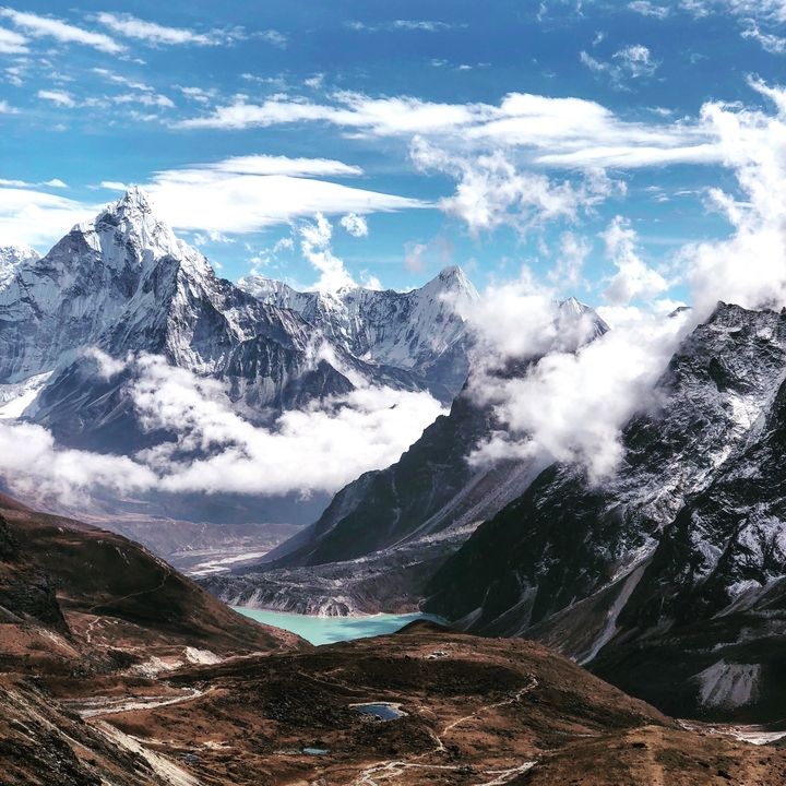 Chaîne de montagnes avec des nuages dans les vallées en contrebas.
