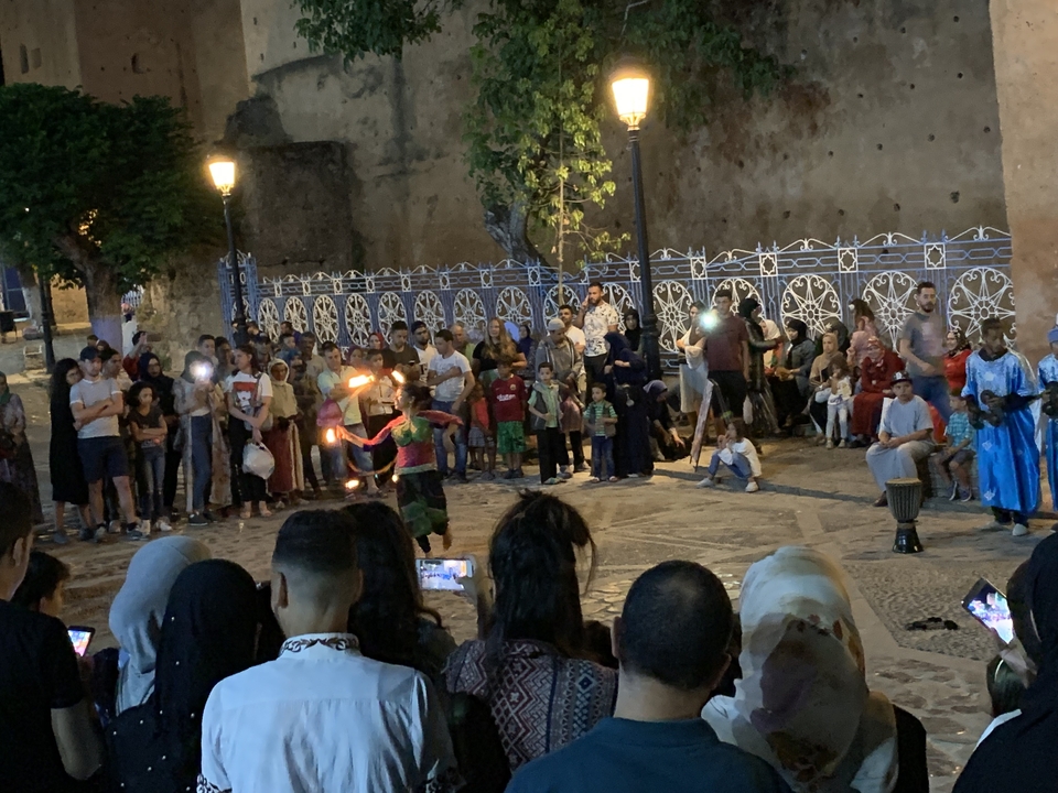 Nächtliche Straßenaufführung mit Publikum.