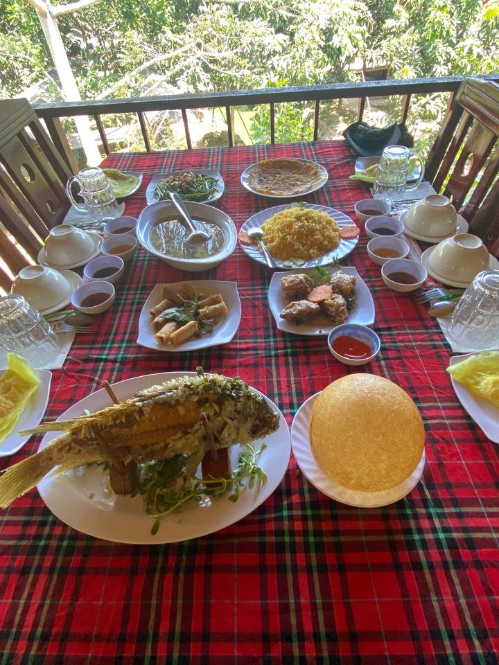 Repas vietnamien traditionnel sur une nappe.