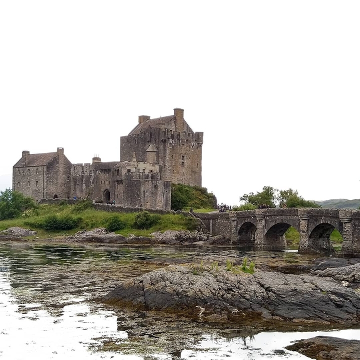 Château de pierre historique surplombant une rivière.